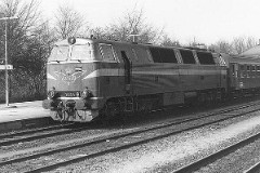 DSB MZ 1425 (type II) photographed in Fredericia 5. May 1978.  The MZ class (type I and II) was purchased from 1967 to 1970 in a number of 26. Only a few of these engines remain in service by DSB - most are now sold to other companies. Built by NOHAB and Frichs. Dieselelectric. Co'Co'. 2270 kW - 3300 hp. Max speed 143 km/h - 89 mph. Length 20 800 mm. Weight 116,5 metric tonnes. MZ 1425 was from 2001 to 2003 leased to Railion. In 2004 MZ 1425 was fittet with automatic couplers for transport of the IC4 test train set from Ansaldobreda.